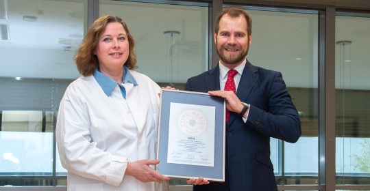 Prof. Dr. Beate Timmermann für höchste Qualifikation im Bereich der Protonentherapie ausgezeichnet - Titelbild