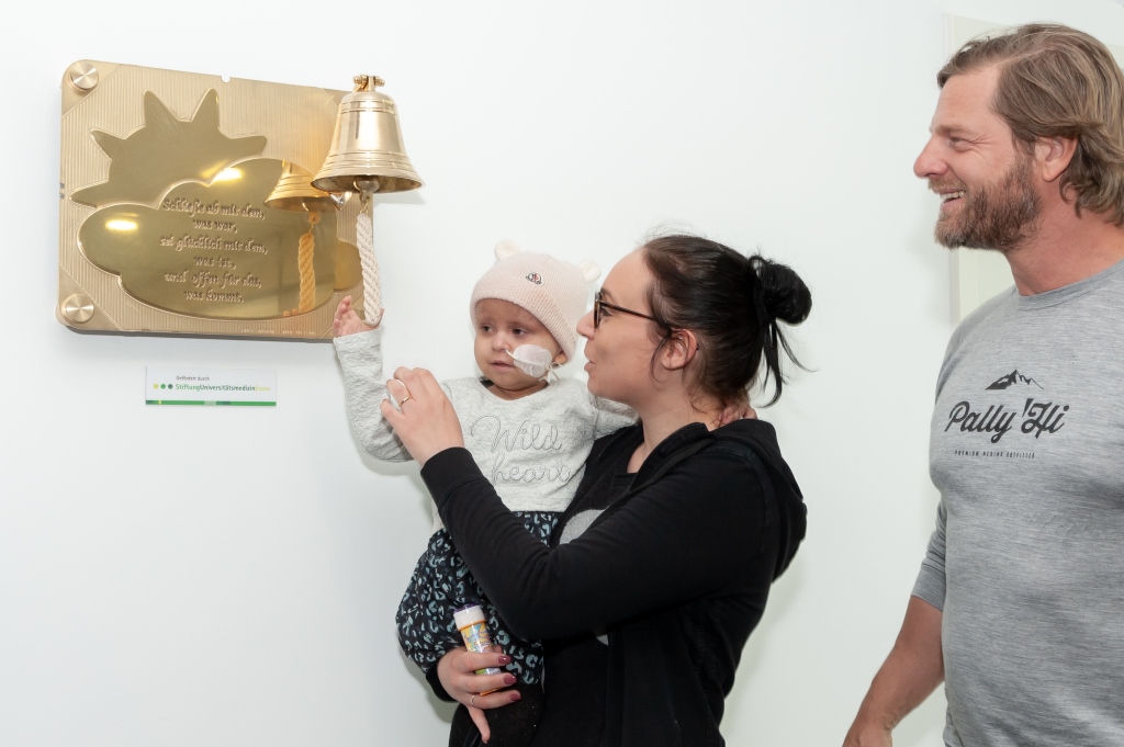 Patienten-Glocke mit Henning Baum eingeweiht - Titelbild