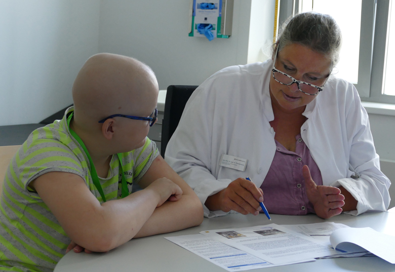 Prof. Dr. med. Beate Timmermann im Gespräch mit dem elfjährigen Fynn, dem 1000. Kind am WPE.