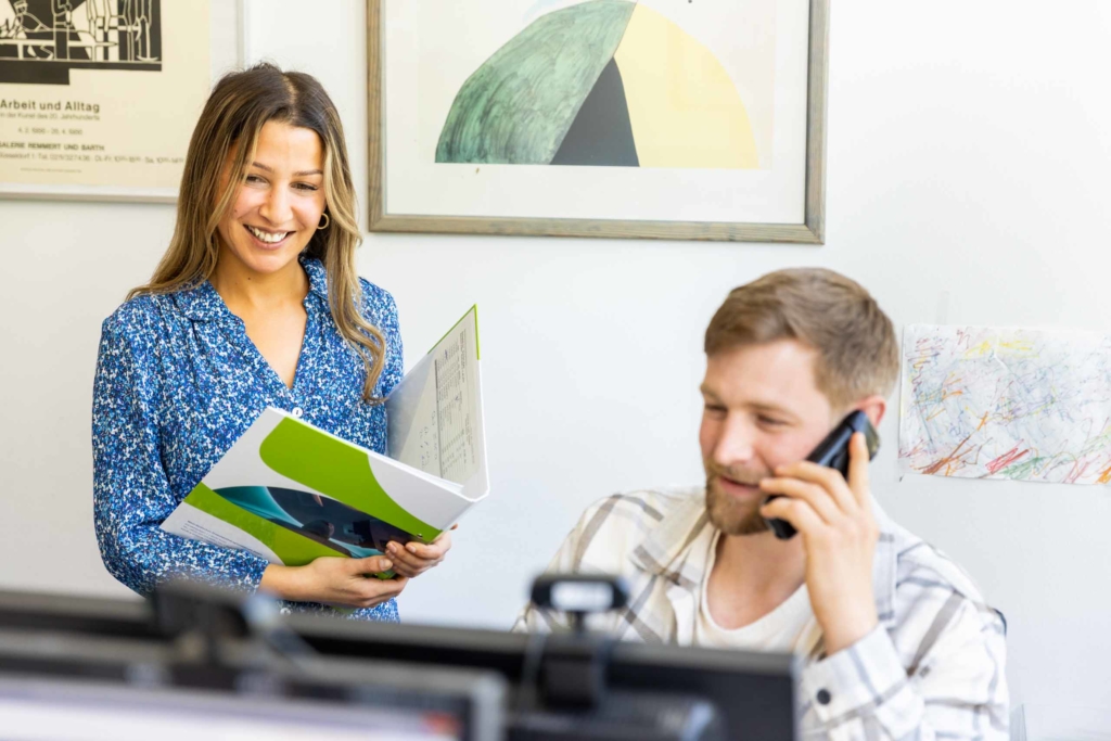 Zwei Mitarbeitende bearbeiten eine telefonische Therapieanfrage am WPE