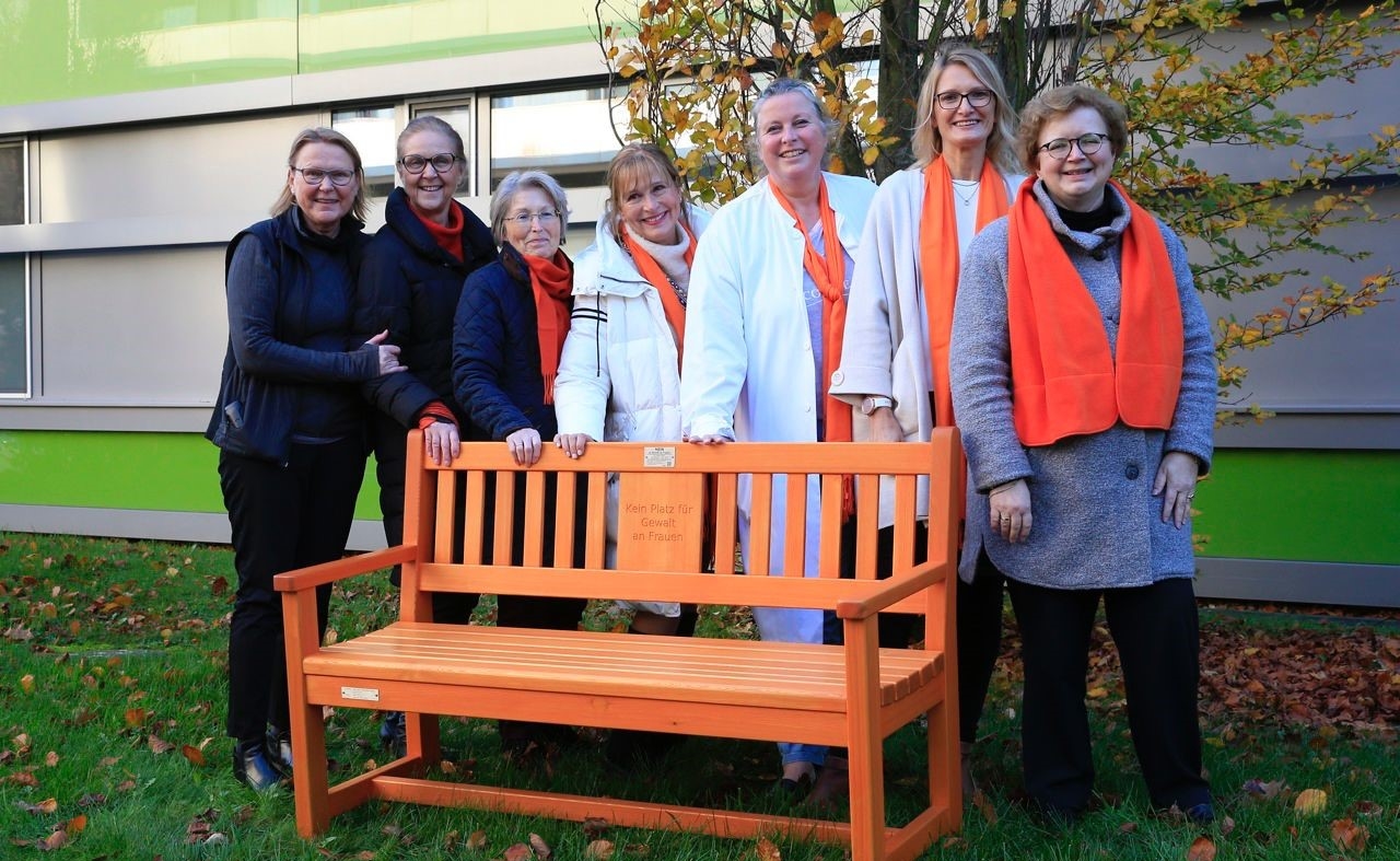 Kein Platz für Gewalt gegen Frauen – Die „Orange Bank“ zum „Orange Day“ - Titelbild